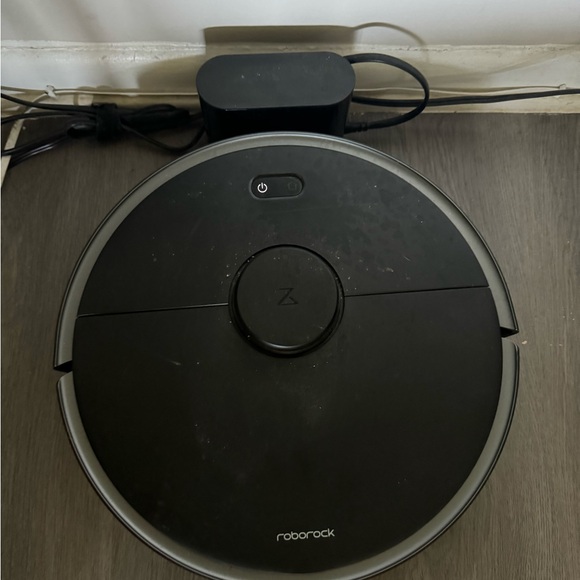 Roborock S4 Max- excellent condition, roller and side brush recently replaced! - Picture 3 of 3